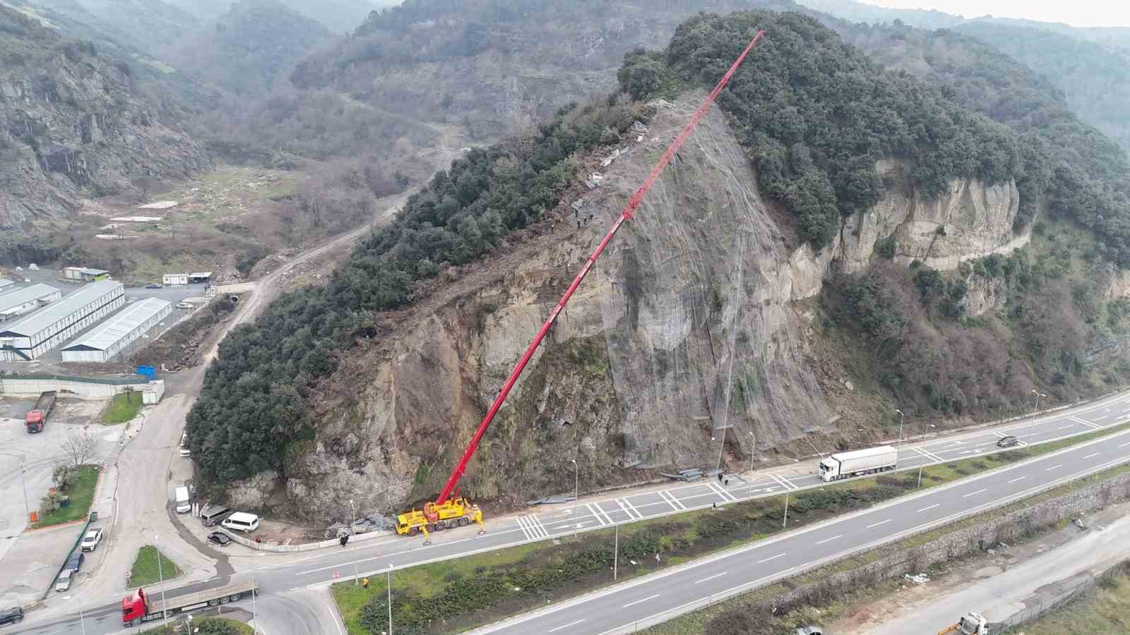 Örümcek adamlar yamaçları çelik ağlarla örüyor
