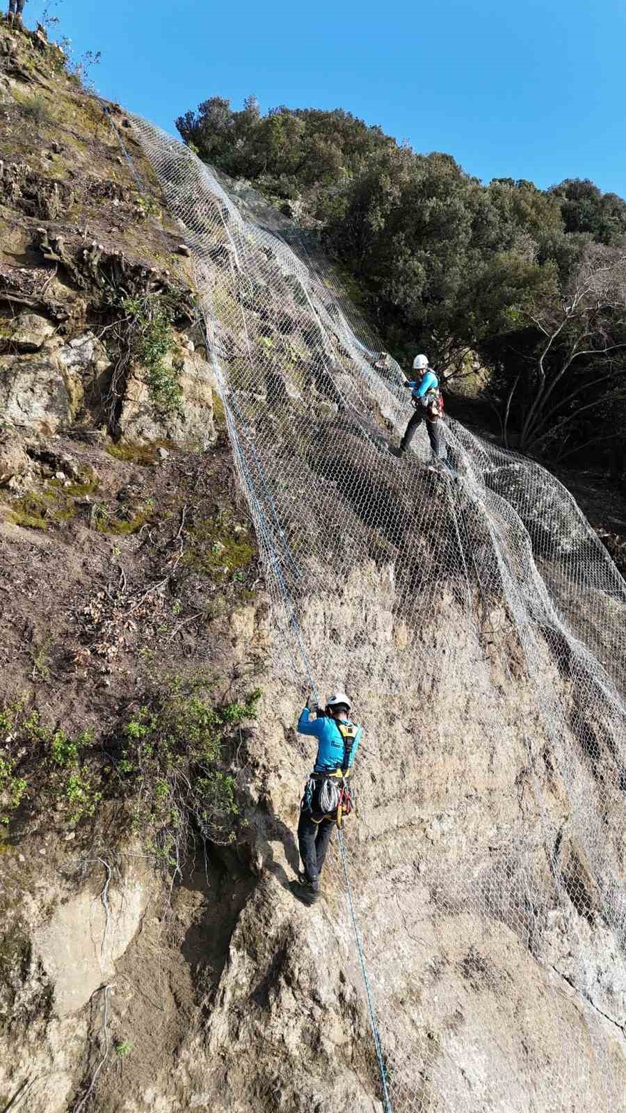 Örümcek adamlar yamaçları çelik ağlarla örüyor
