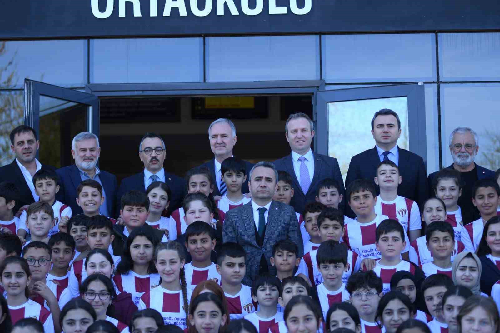 OSB Ortaokulunda bin 100 öğrenciye İnegölspor forması dağıtıldı

