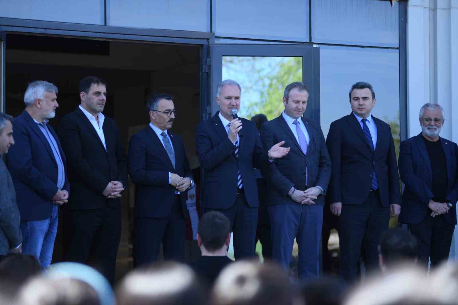 OSB Ortaokulunda bin 100 öğrenciye İnegölspor forması dağıtıldı
