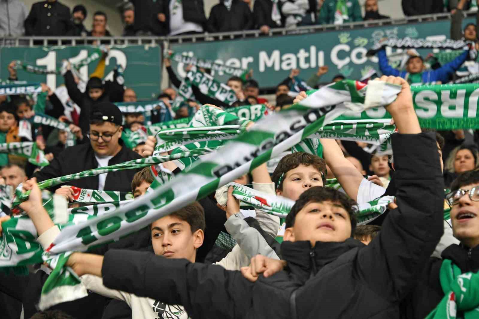 Osmangazi Belediyesi 100 çocuğu Bursaspor ile buluşturdu
Osmangazi Belediyesi 100 çocuğu Bursaspor ile buluşturdu