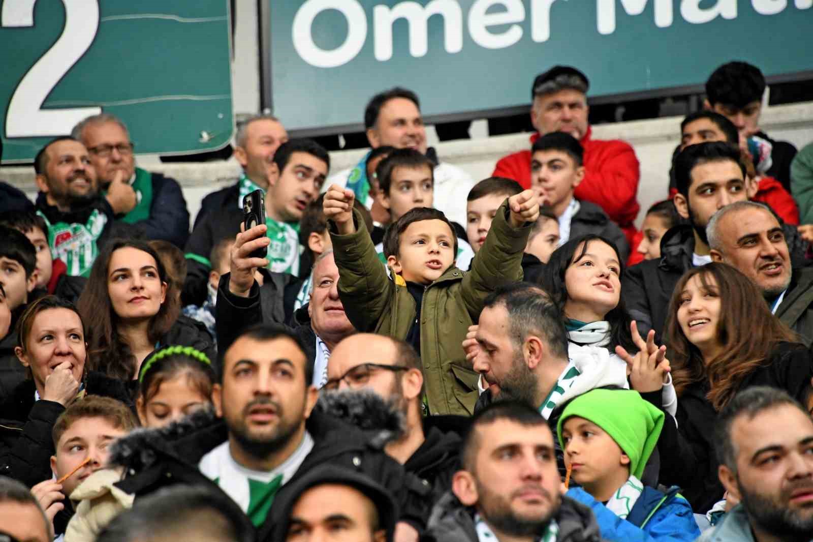 Osmangazi Belediyesi 100 çocuğu Bursaspor ile buluşturdu
Osmangazi Belediyesi 100 çocuğu Bursaspor ile buluşturdu