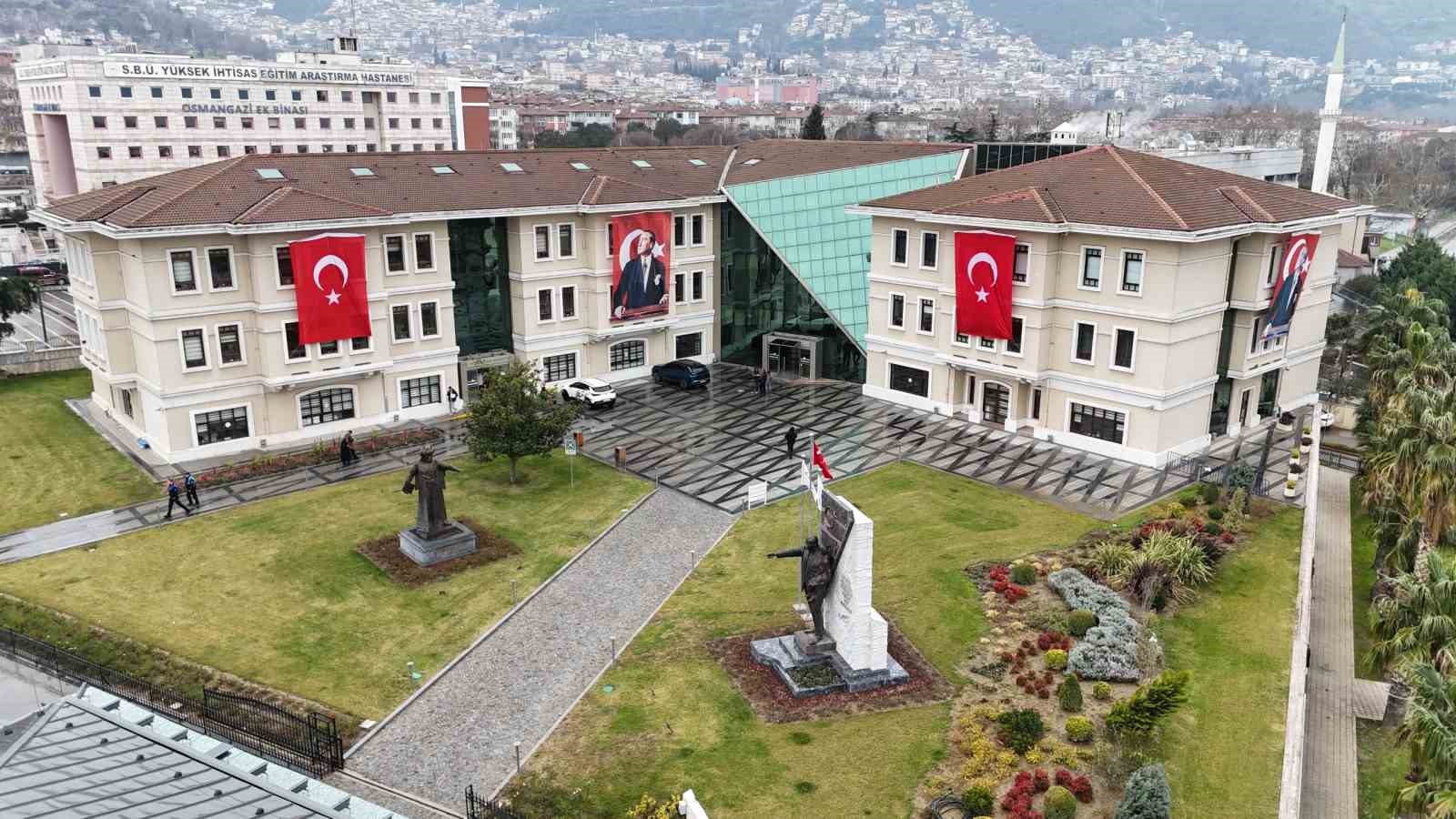 Osmangazi Belediyesi binalarını Türk Bayraklarıyla donattı
