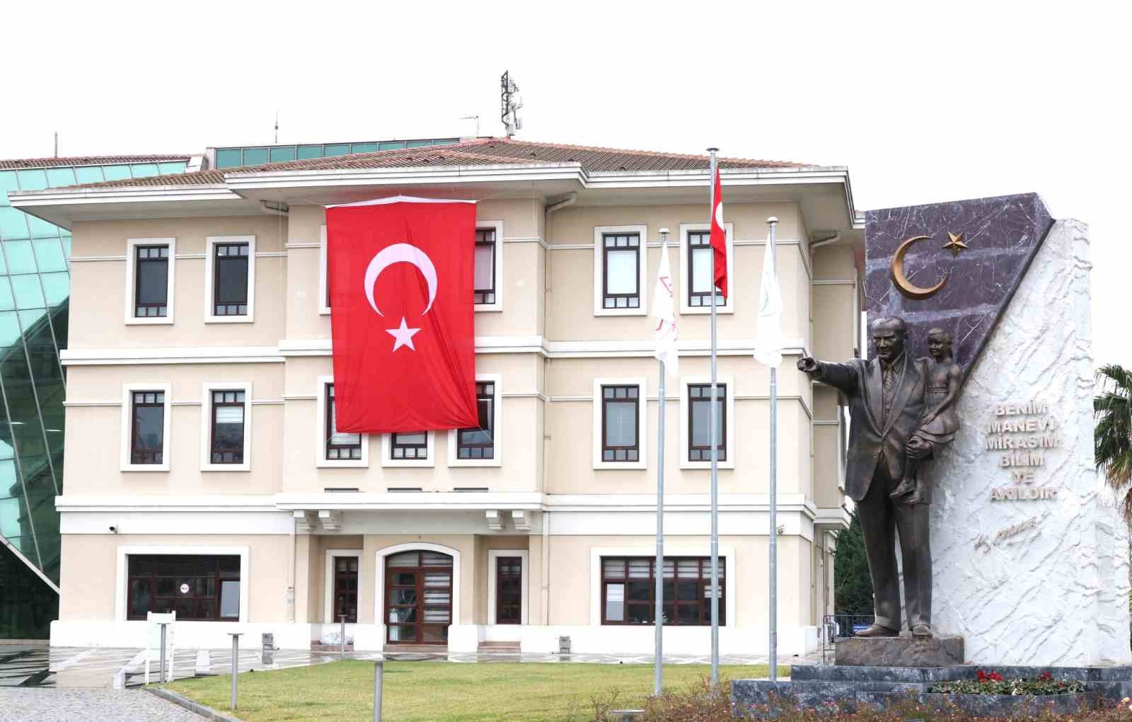 Osmangazi Belediyesi binalarını Türk Bayraklarıyla donattı
