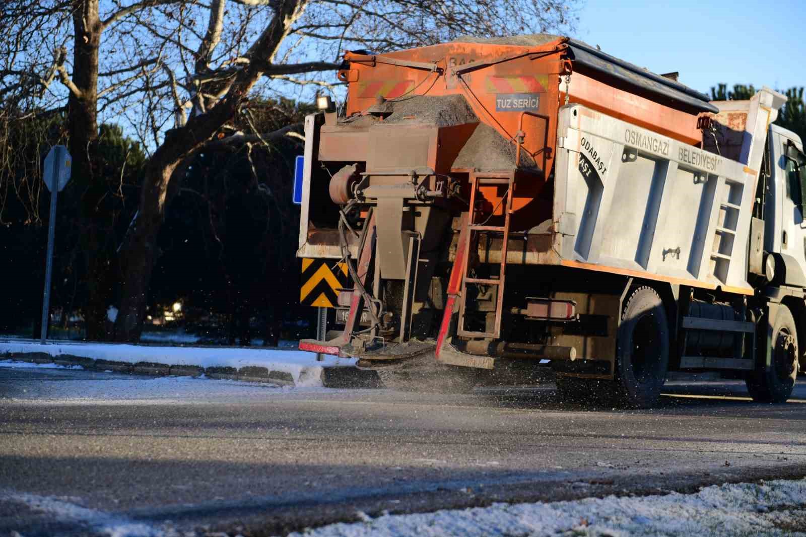 Osmangazi Belediyesi ekipleri tuzlama çalışmalarını sürdürüyor
