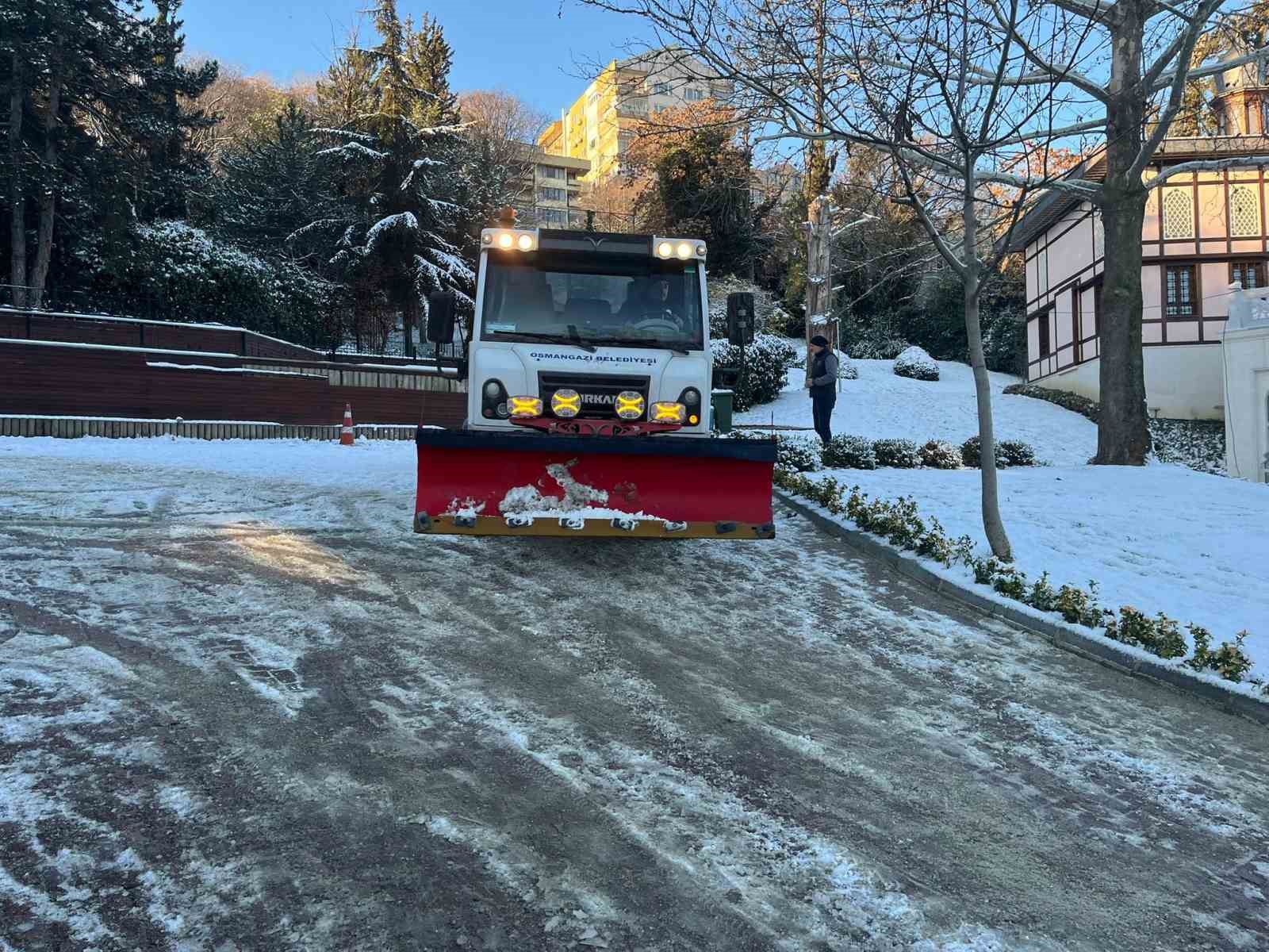 Osmangazi Belediyesi ekipleri tuzlama çalışmalarını sürdürüyor
