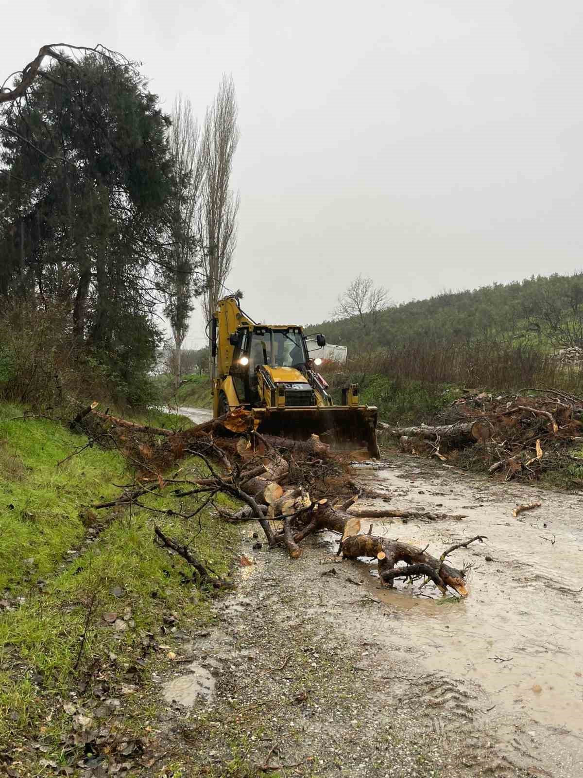 Osmangazi Belediyesi’nden lodosa karşı etkin müdahale
