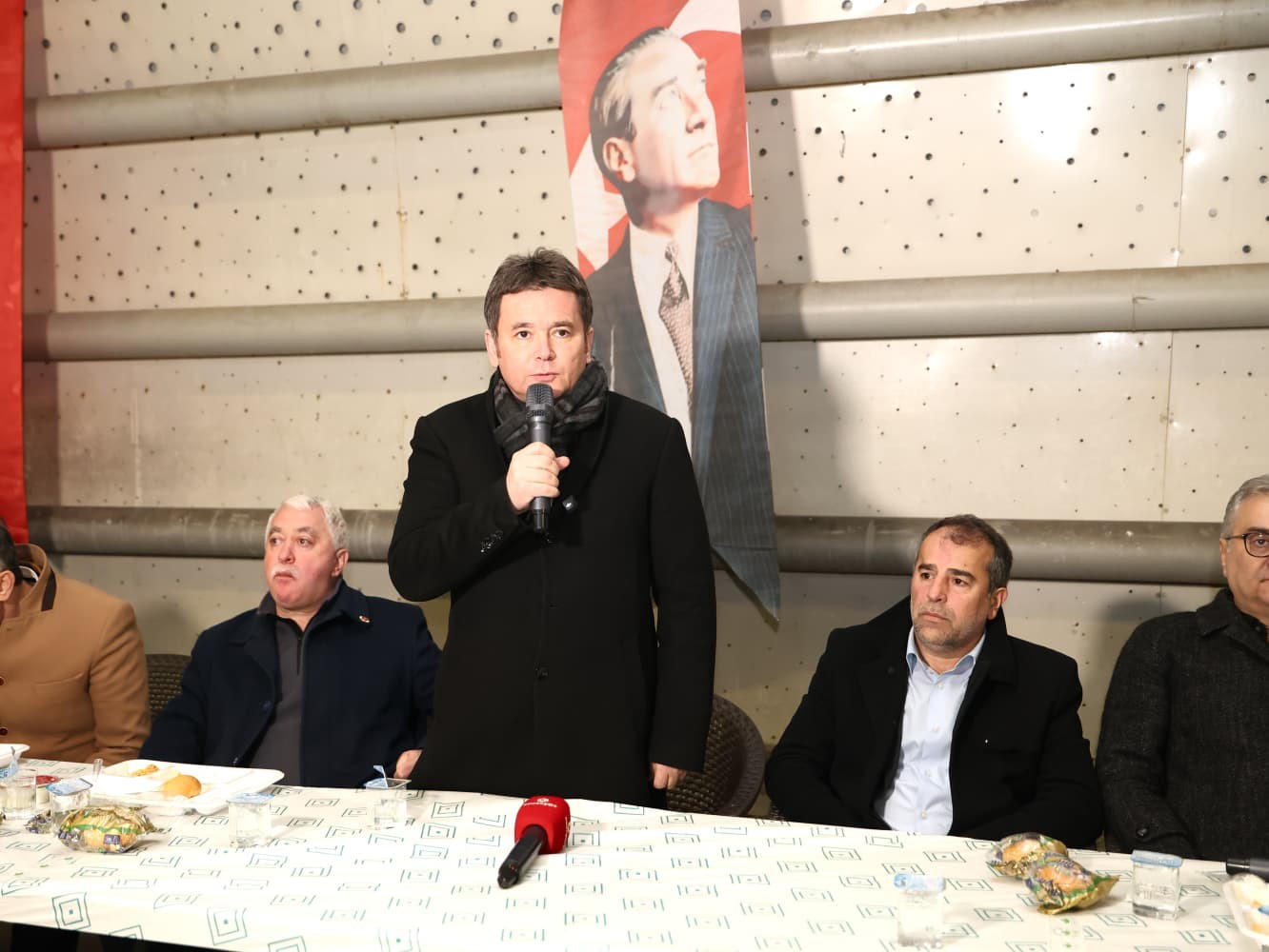 Osmangazi Belediyesi’nin iftar sofrasında yüzlerce kişi bir araya geldi
Osmangazi Belediyesi’nin iftar sofrasında yüzlerce kişi bir araya geldi