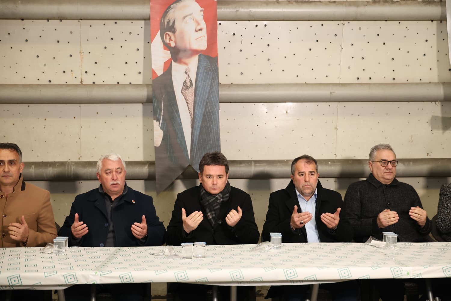 Osmangazi Belediyesi’nin iftar sofrasında yüzlerce kişi bir araya geldi
Osmangazi Belediyesi’nin iftar sofrasında yüzlerce kişi bir araya geldi