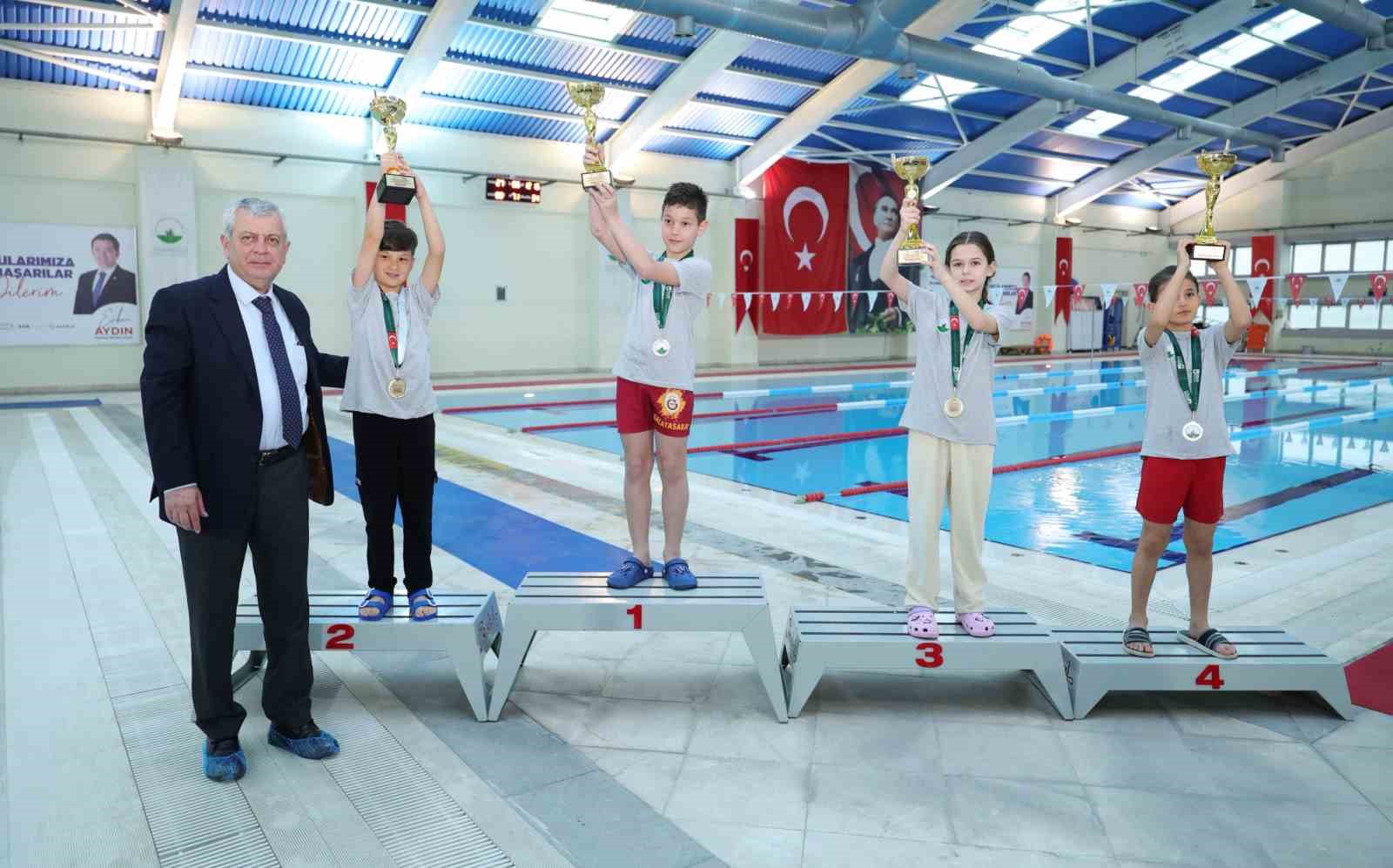 Osmangazi Yüzme Şenliği’nde kazananlar kupalarını aldı
