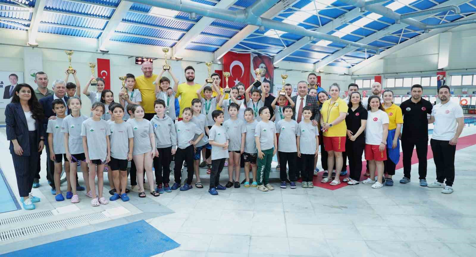 Osmangazi Yüzme Şenliği’nde kazananlar kupalarını aldı
