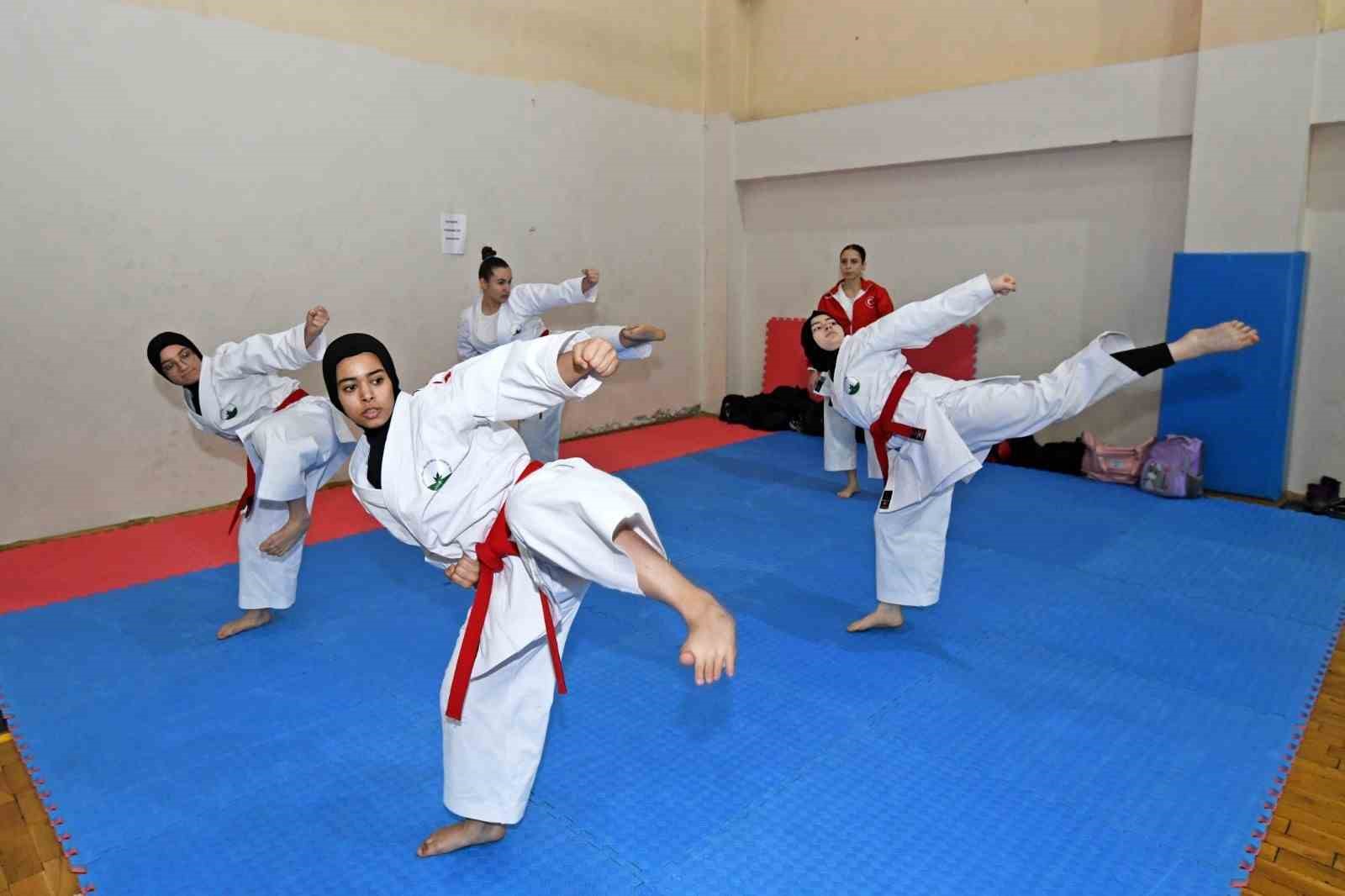 Osmangazi’de 300 karateci kuşak sevinci yaşadı
