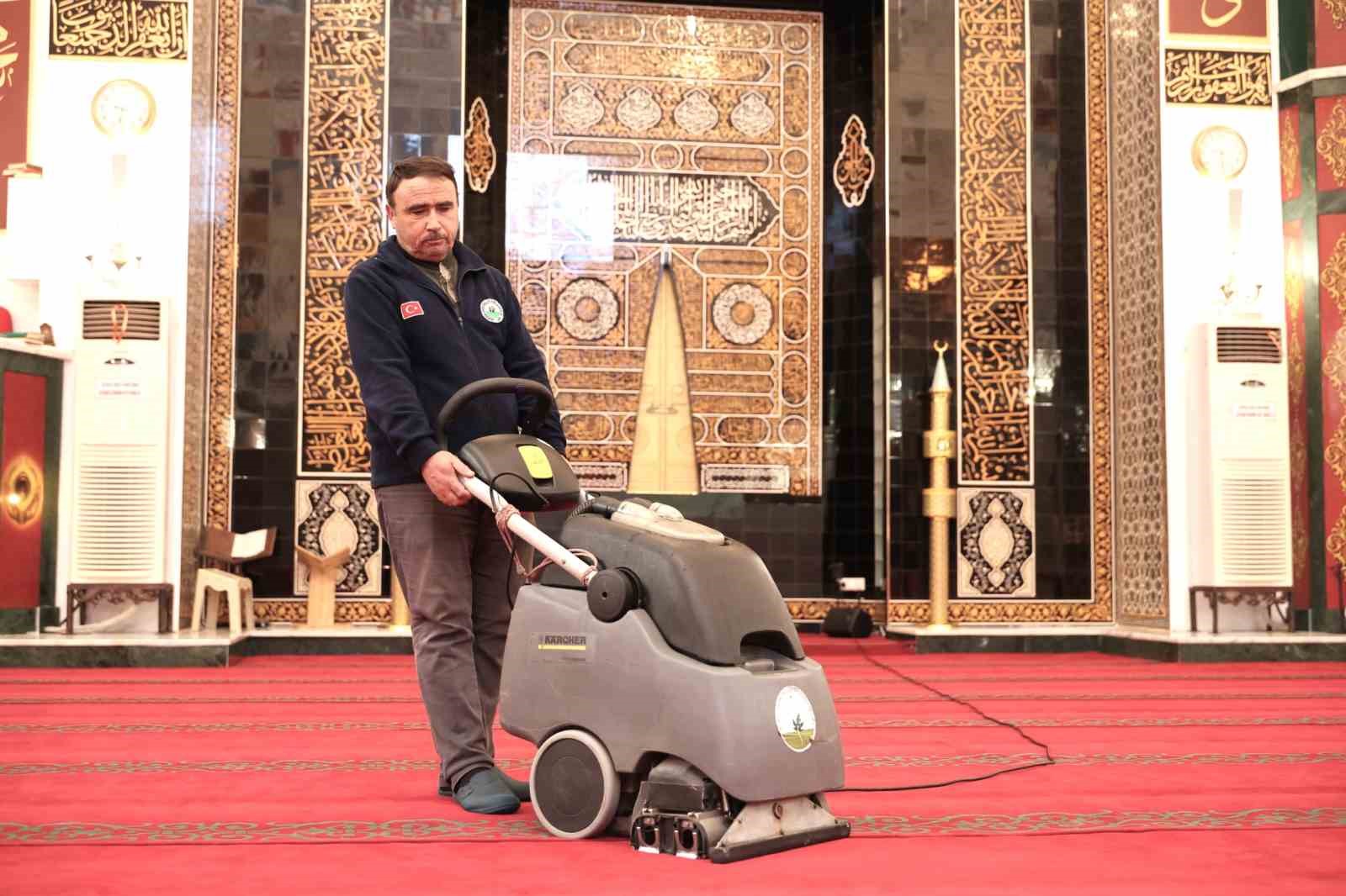 Osmangazi’de camiler Ramazan’a özenle hazırlandı
