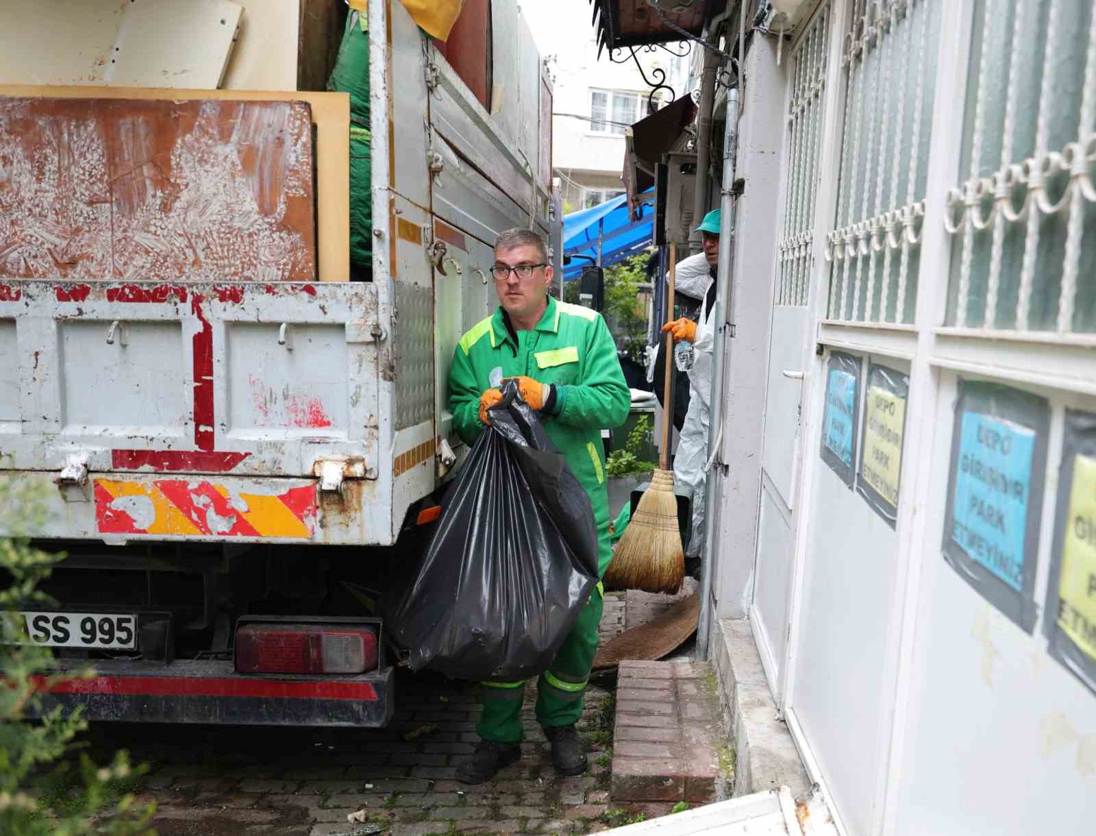 Osmangazi’de çöp eve müdahale
