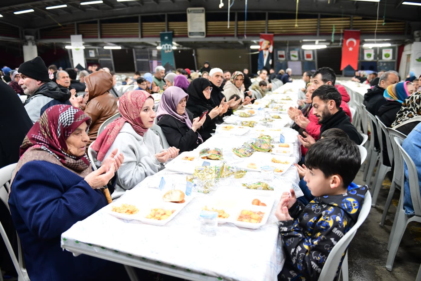 Osmangazi’de gönülleri buluşturan iftar programı
Osmangazi’de gönülleri buluşturan iftar programı