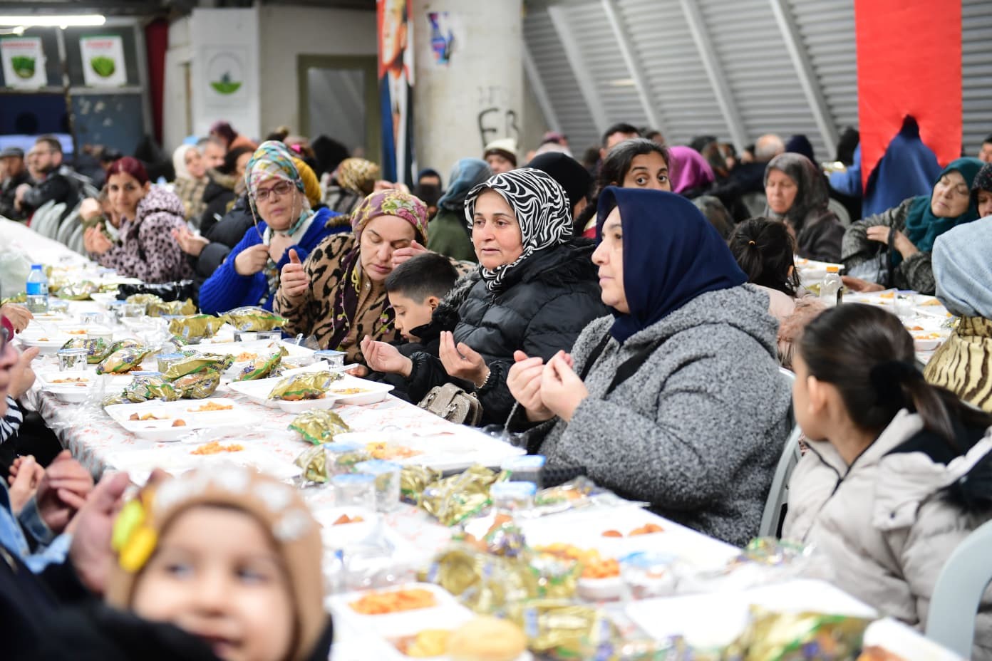 Osmangazi’de gönülleri buluşturan iftar programı
Osmangazi’de gönülleri buluşturan iftar programı