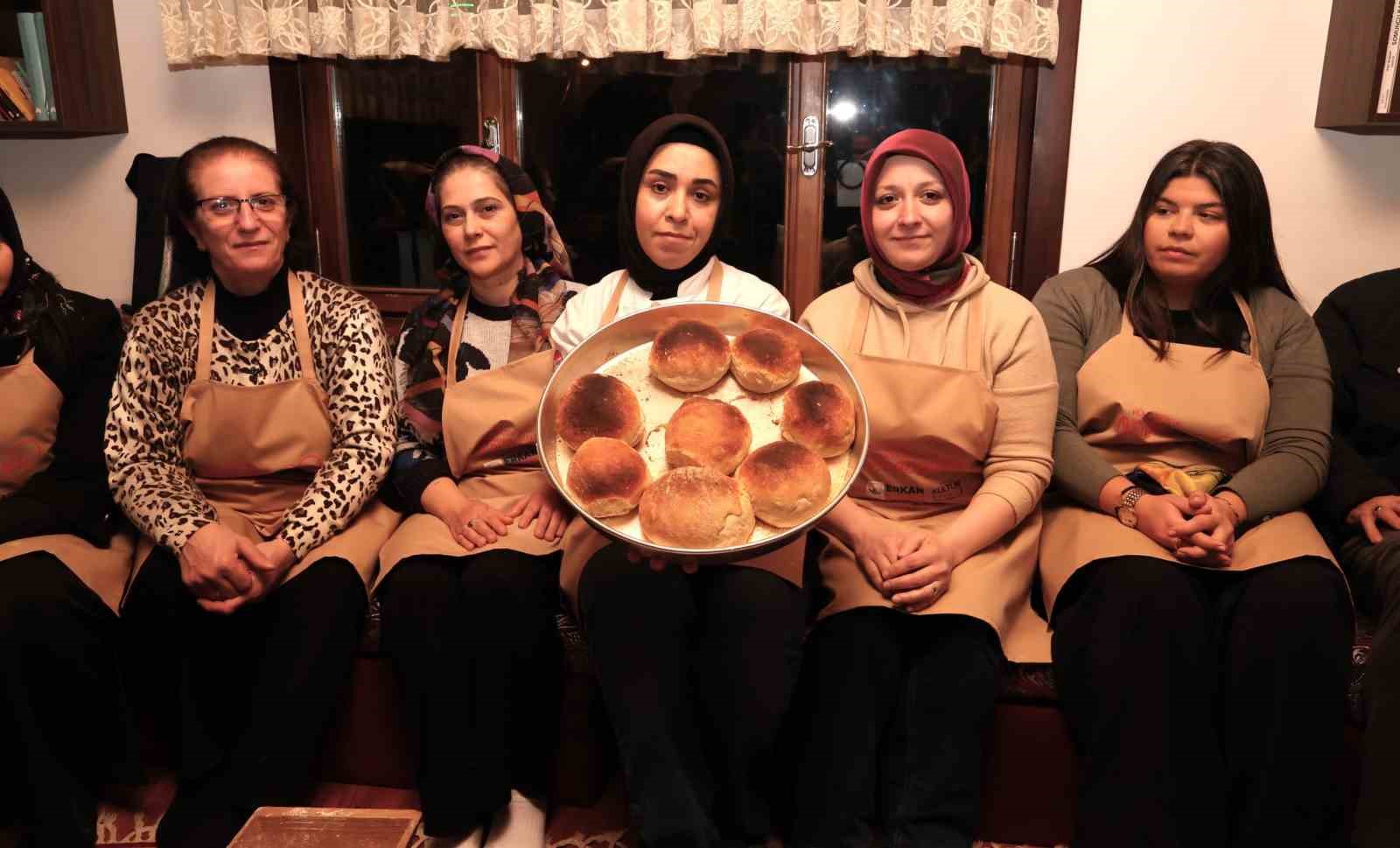 Osmangazi’de kandil akşamında 600 yıllık ’bereket’ ekmeği pişirildi
