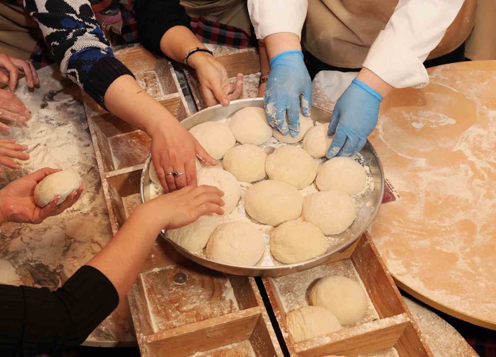 Osmangazi’de kandil akşamında 600 yıllık ’bereket’ ekmeği pişirildi
