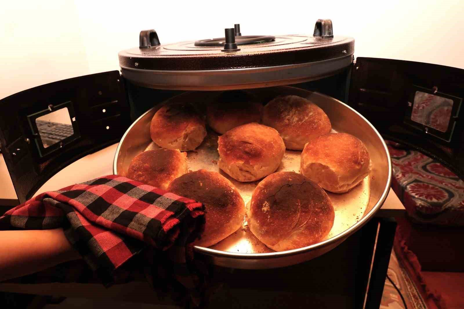 Osmangazi’de kandil akşamında 600 yıllık ’bereket’ ekmeği pişirildi
