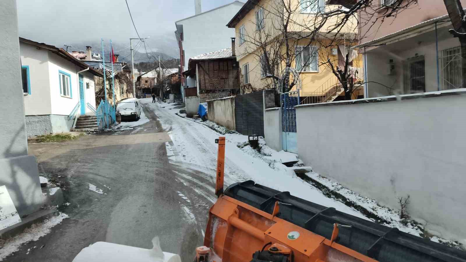 Osmangazi’nin yüksek kesimlerinde kar nöbeti
