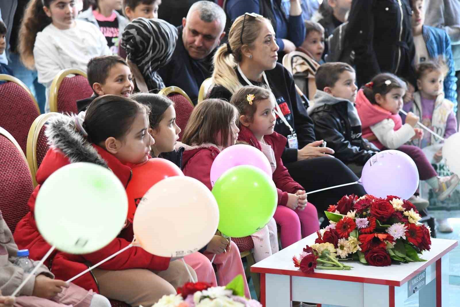 Osmaniye kitap fuarı ilk 3 günde 30 bin ziyaretçiyi ağırladı
Osmaniye kitap fuarı ilk 3 günde 30 bin ziyaretçiyi ağırladı