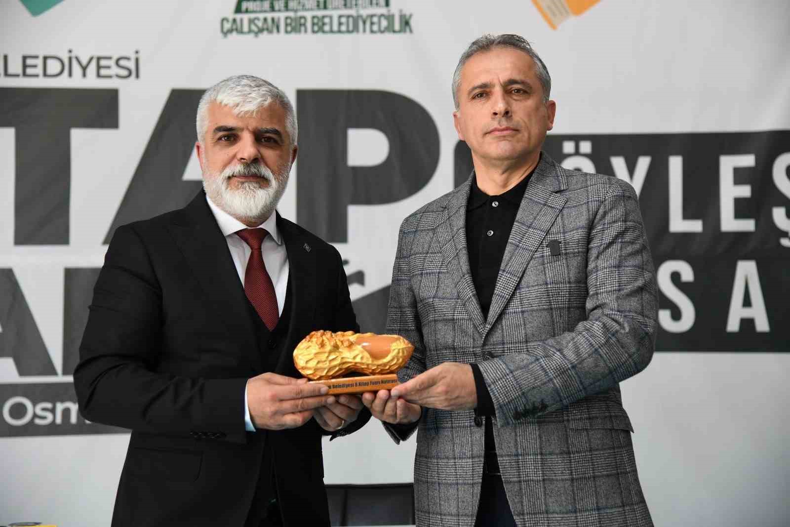 Osmaniye kitap fuarı ilk 3 günde 30 bin ziyaretçiyi ağırladı
Osmaniye kitap fuarı ilk 3 günde 30 bin ziyaretçiyi ağırladı