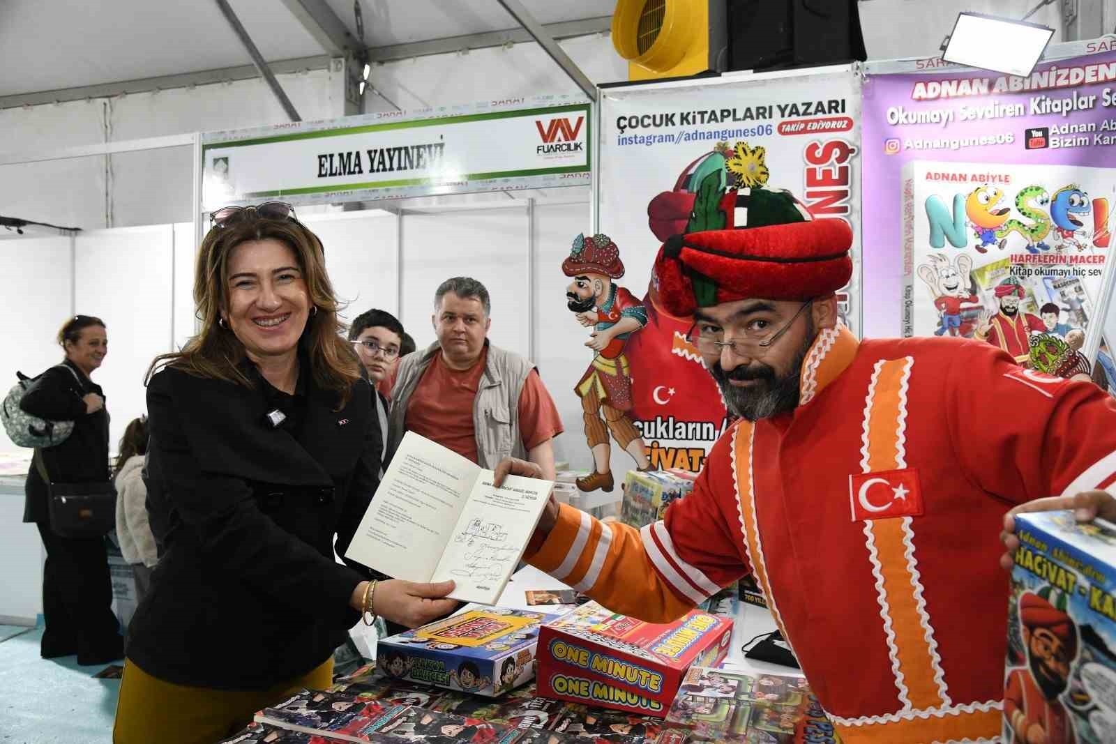 Osmaniye kitap fuarı ilk 3 günde 30 bin ziyaretçiyi ağırladı
Osmaniye kitap fuarı ilk 3 günde 30 bin ziyaretçiyi ağırladı