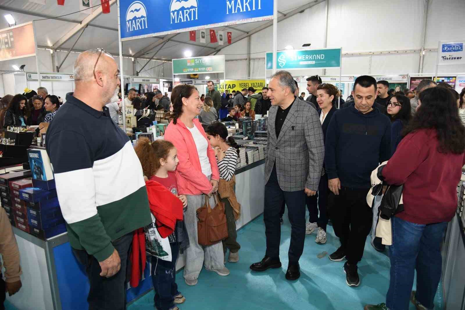 Osmaniye kitap fuarı ilk 3 günde 30 bin ziyaretçiyi ağırladı
Osmaniye kitap fuarı ilk 3 günde 30 bin ziyaretçiyi ağırladı