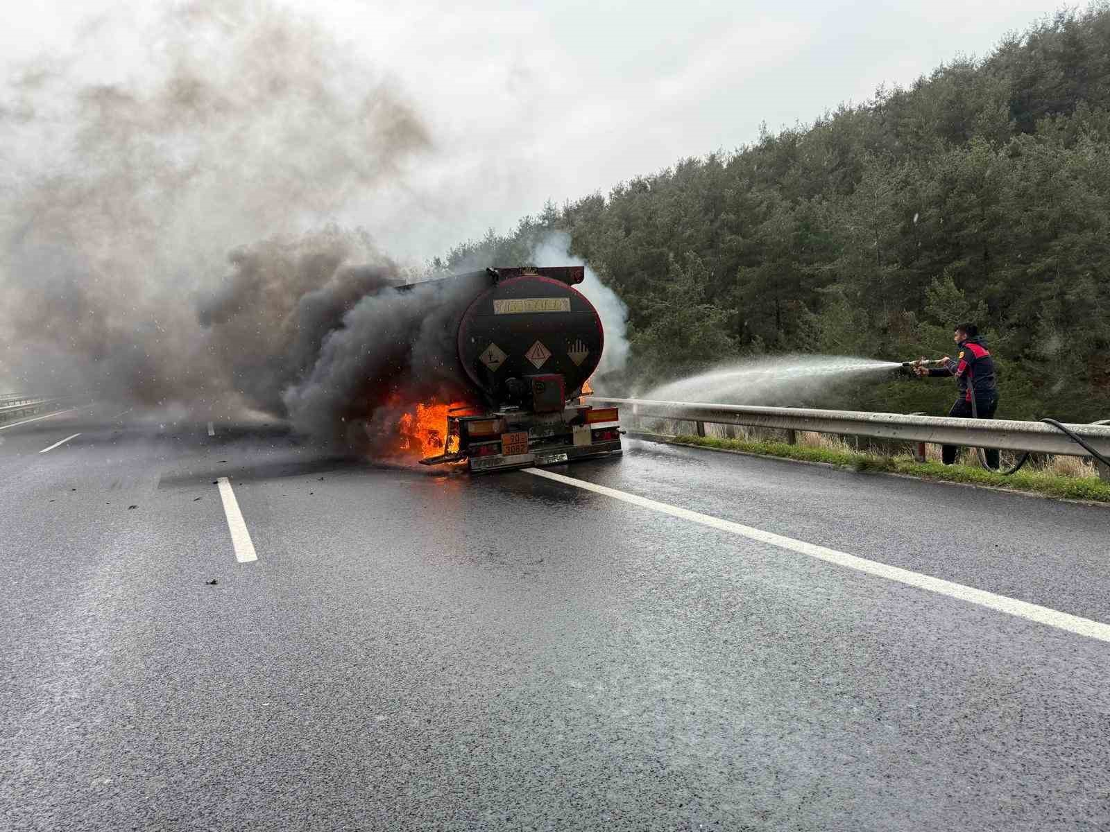 Osmaniye’de akaryakıt tankerinde çıkan yangın söndürüldü
