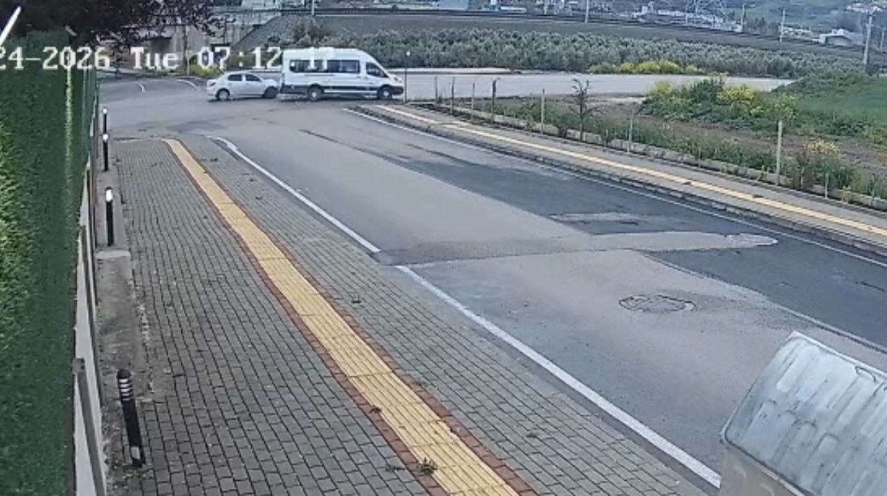 Osmaniye’de alt geçitte kaza kamerada: Otomobil ile minibüs çarpıştı
