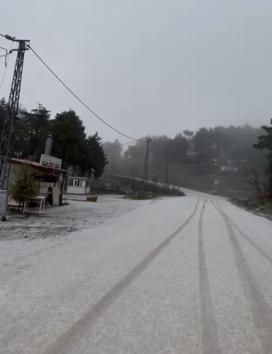 Osmaniye’de dolu yağışı yolları beyaza bürüdü
