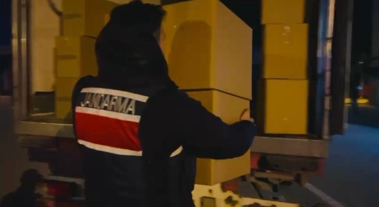Osmaniye’de durdurulan tırda 1 milyon liralık kaçak makaron ele geçirildi
