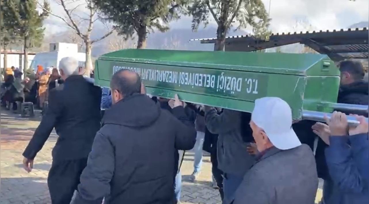 Osmaniye’de eski eşi tarafından öldürülen 2 çocuk annesi kadın toprağa verildi
Osmaniye’de eski eşi tarafından öldürülen 2 çocuk annesi kadın toprağa verildi