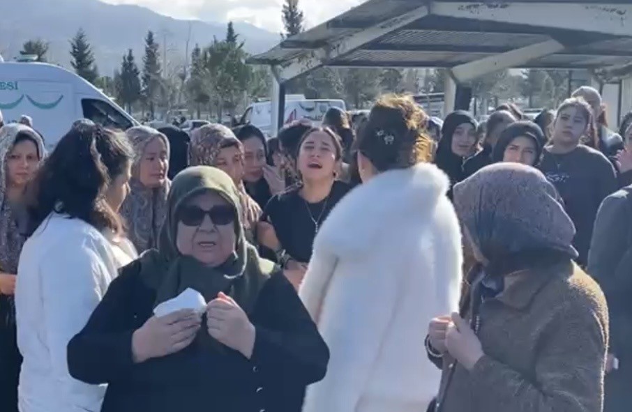 Osmaniye’de eski eşi tarafından öldürülen 2 çocuk annesi kadın toprağa verildi
Osmaniye’de eski eşi tarafından öldürülen 2 çocuk annesi kadın toprağa verildi