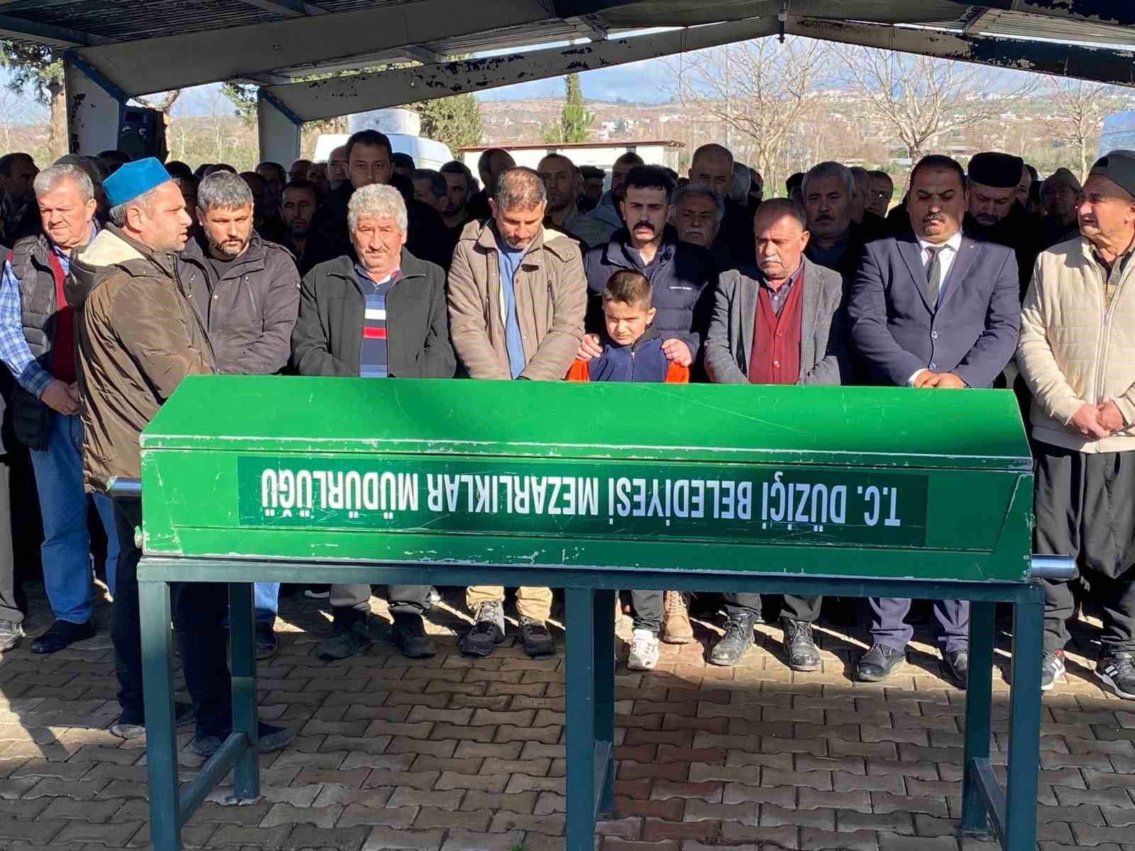 Osmaniye’de eski eşi tarafından öldürülen 2 çocuk annesi kadın toprağa verildi
Osmaniye’de eski eşi tarafından öldürülen 2 çocuk annesi kadın toprağa verildi