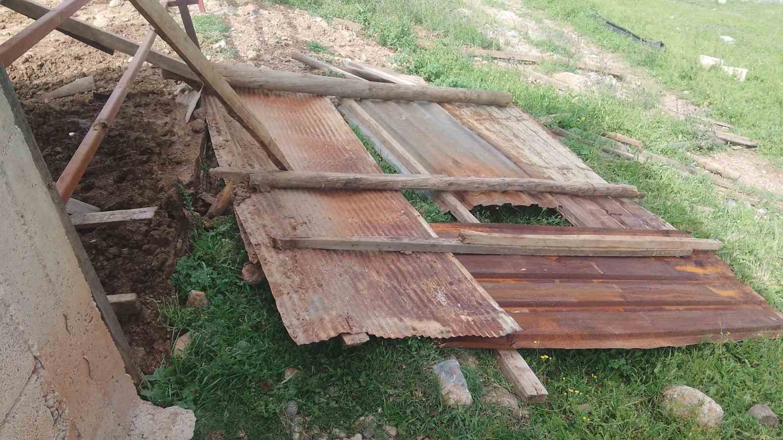 Osmaniye’de fırtına ahırın çatısını uçurdu
