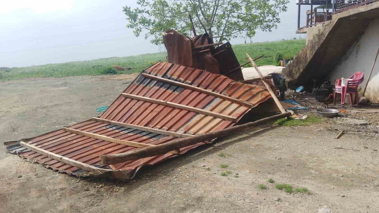 Osmaniye’de fırtına ahırın çatısını uçurdu
