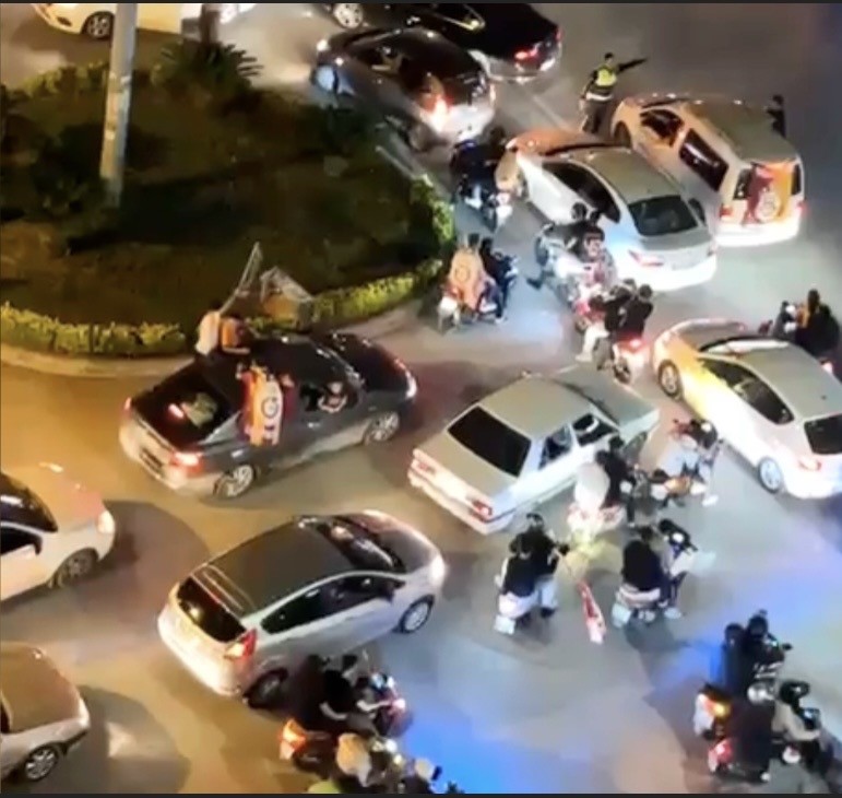 Osmaniye’de Galatasaray’ın derbi galibiyeti sonrası konvoy yapıldı
