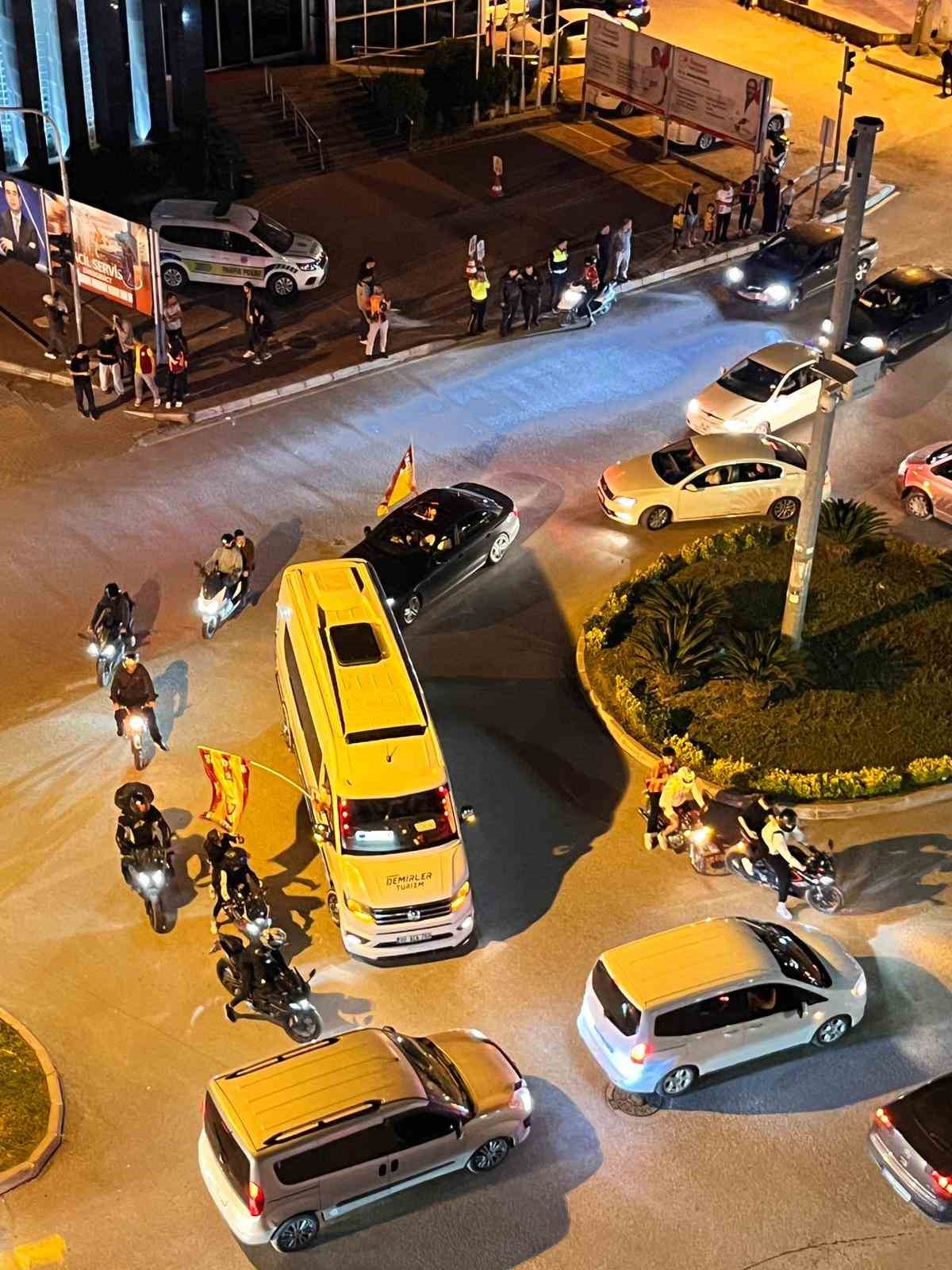 Osmaniye’de Galatasaray’ın derbi galibiyeti sonrası konvoy yapıldı

