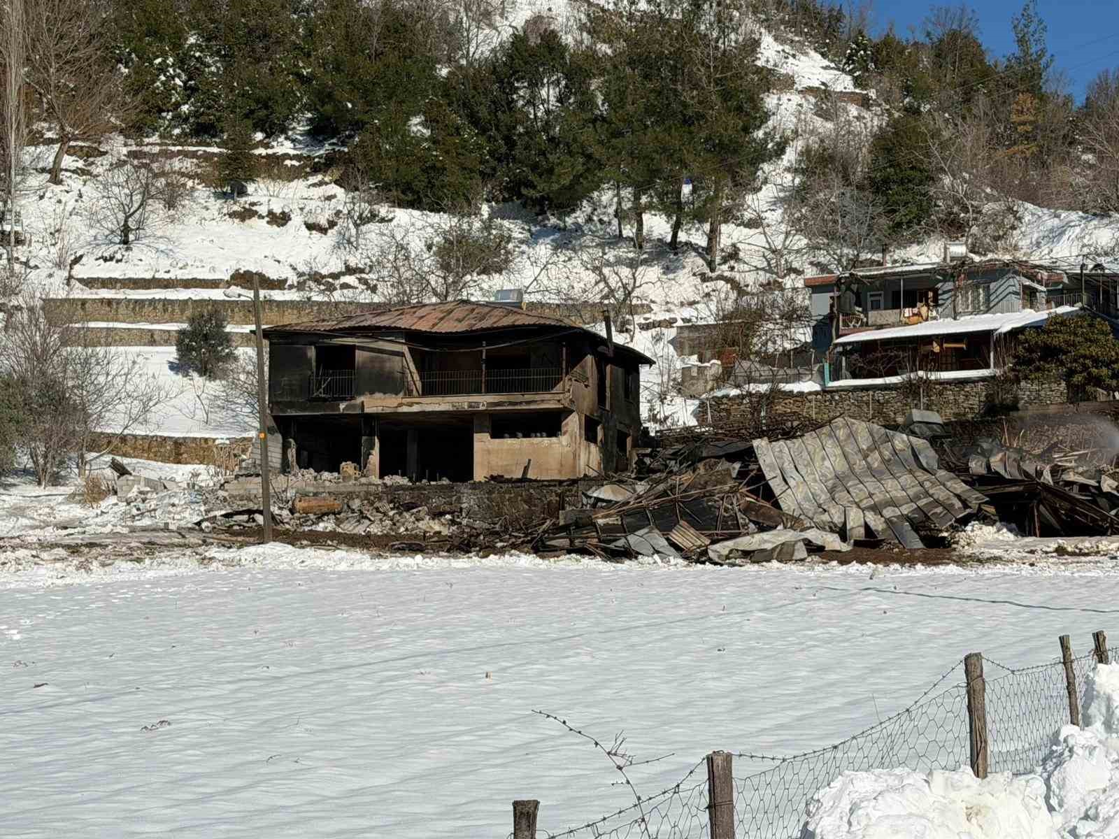 Osmaniye’de hızar atölyesi yangında kül oldu

