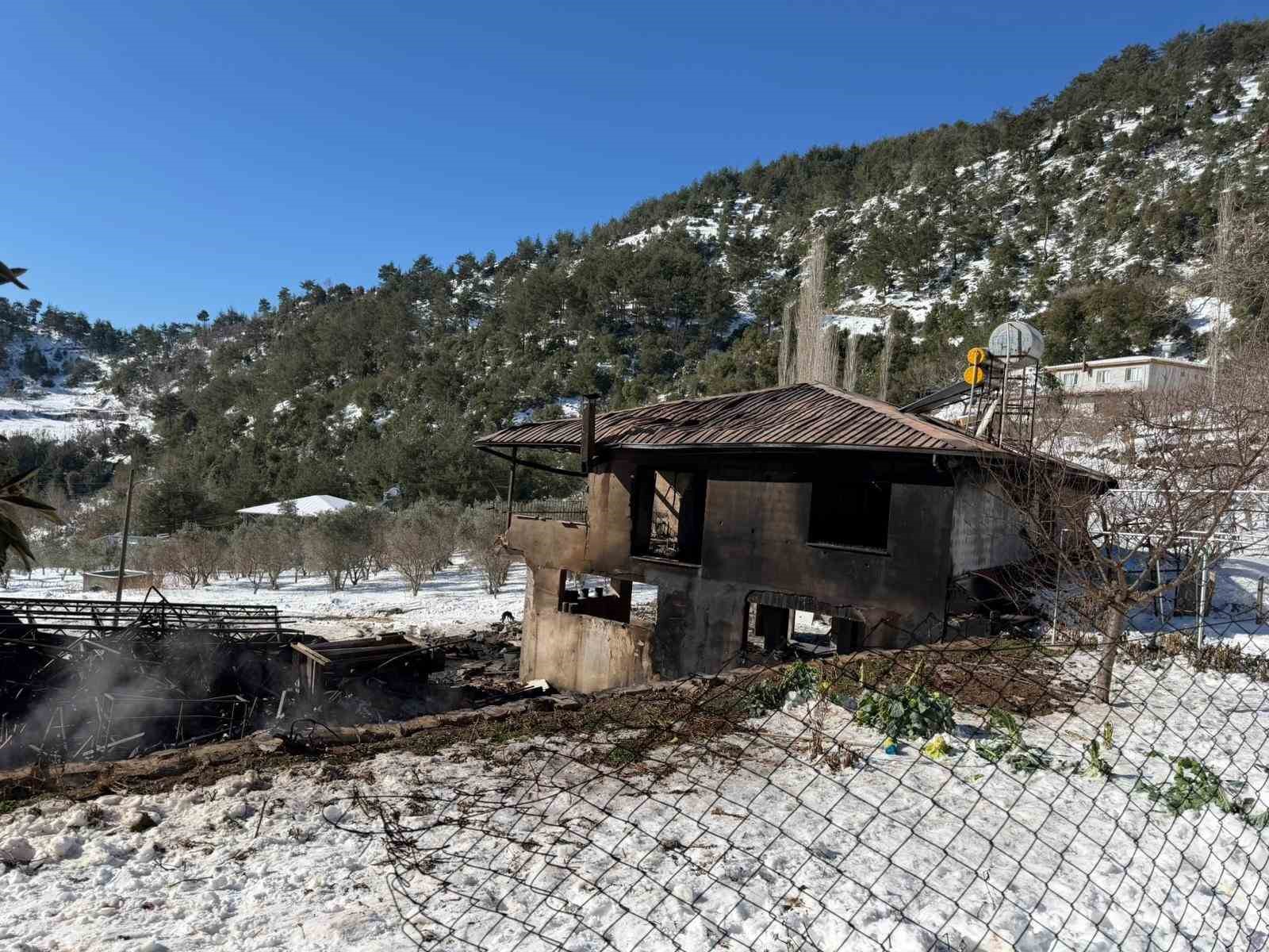 Osmaniye’de hızar atölyesi yangında kül oldu
