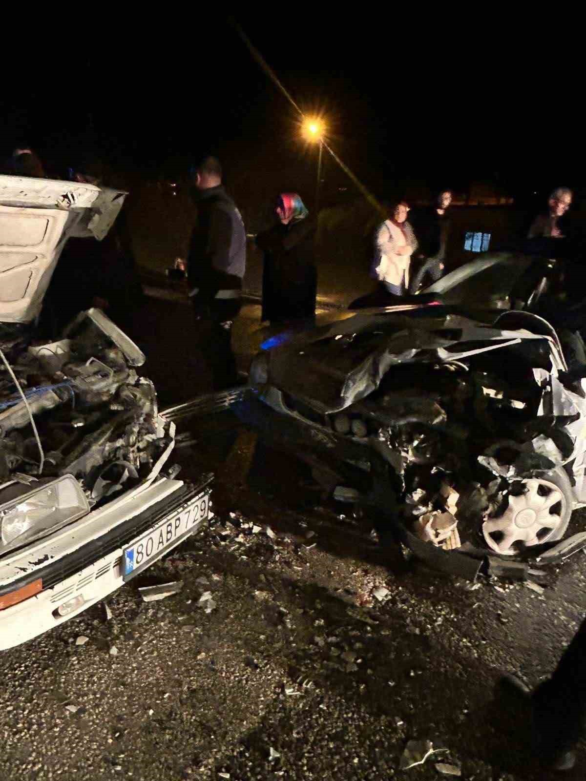 Osmaniye’de iki otomobil kafa kafaya çarpıştı: 4 yaralı
