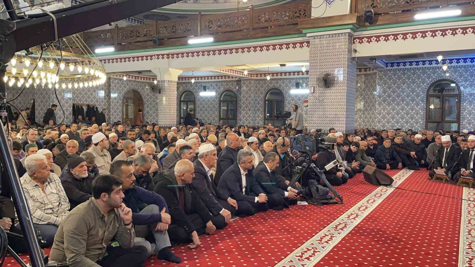 Osmaniye’de Kadir Gecesi’nde camiler doldu taştı
