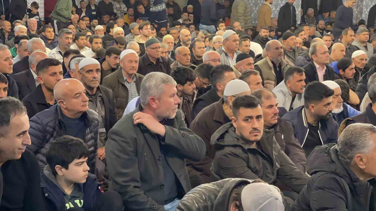 Osmaniye’de Kadir Gecesi’nde camiler doldu taştı
