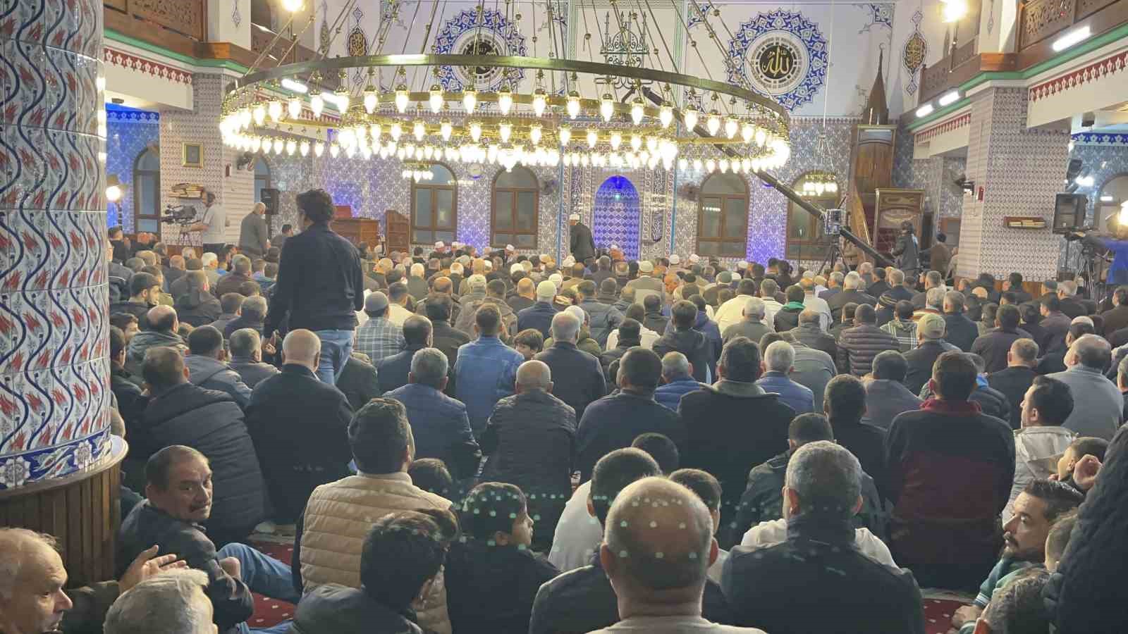 Osmaniye’de Kadir Gecesi’nde camiler doldu taştı
