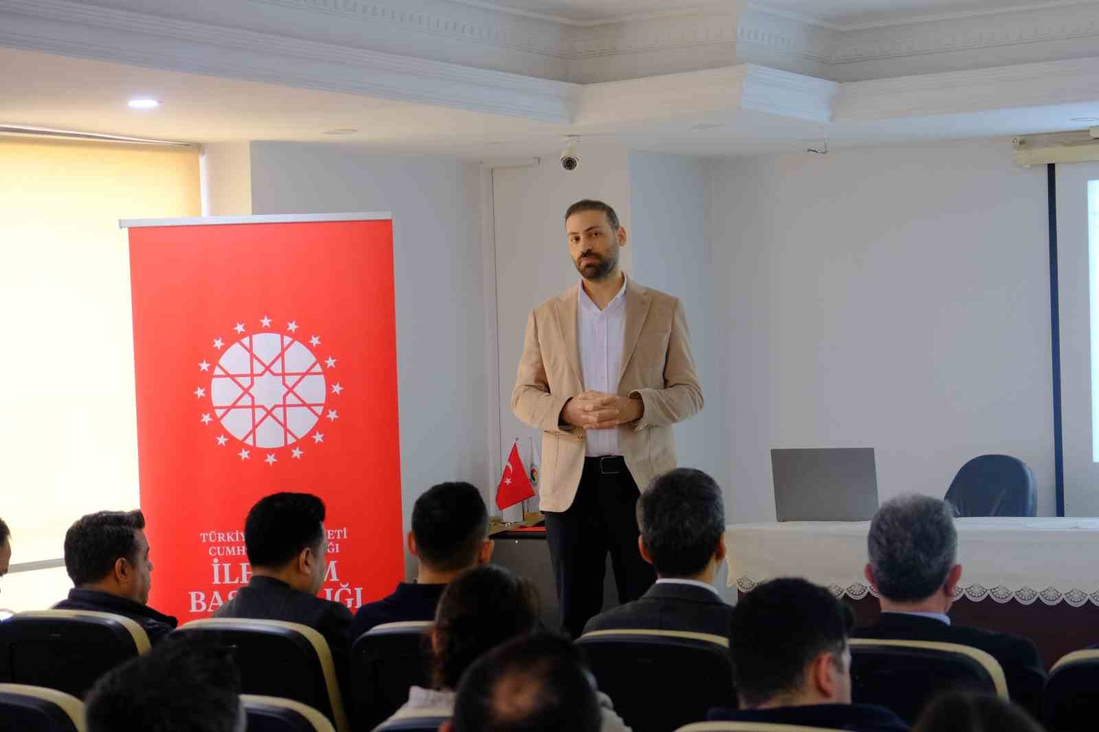 Osmaniye’de "Kadrajda Sanat, Haberde Gerçek" ve "Haberciliğin Yapay Zeka ile Dönüşümü" eğitimleri düzenlendi
