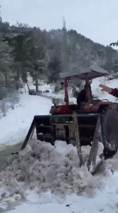 Osmaniye’de kapanan köy yollarını muhtar kendi imkanlarıyla açıyor

