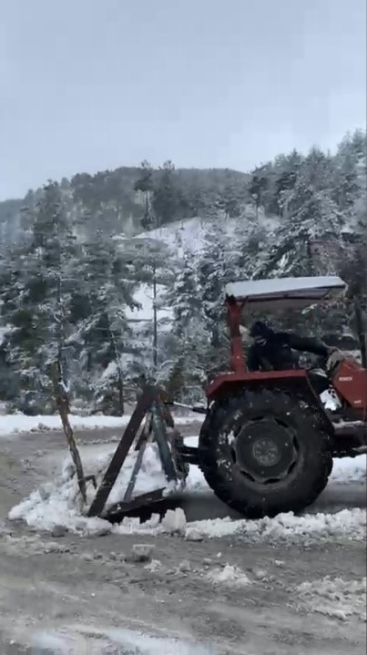 Osmaniye’de kapanan köy yollarını muhtar kendi imkanlarıyla açıyor
