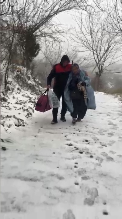 Osmaniye’de kar nedeniyle mahsur kalan yaşlı kadın kurtarıldı
