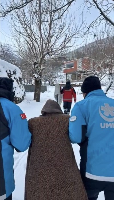 Osmaniye’de kardan yolu kapanan köydeki 2 hasta hastaneye ulaştırıldı

